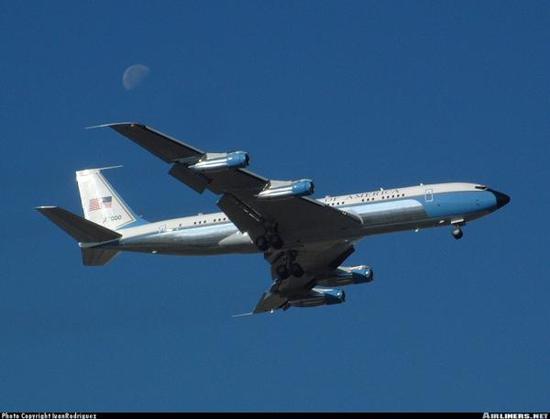 在波音747之前，美國總統(tǒng)專機(jī)是波音707，圖為里根的波音707-353B型“空軍一號”專機(jī)